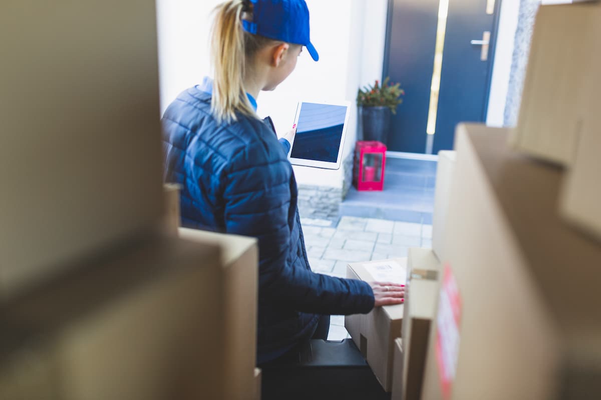 Mujer con tableta entregando correo 2